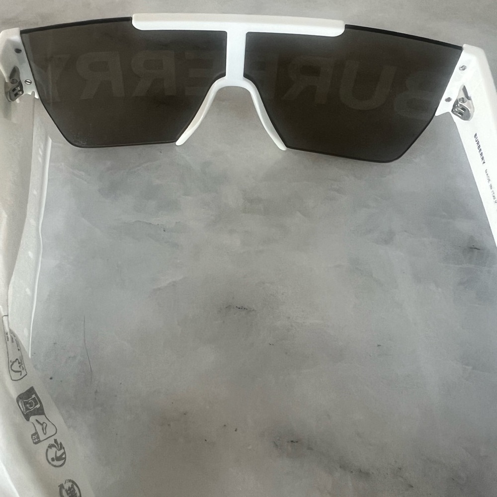 COPY - Burberry sunglasses 🕶️ - Picture 4 of 7